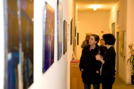 zwei Frauen betrachten ausgestellte Gemälde im Flur der LVR-Akademie